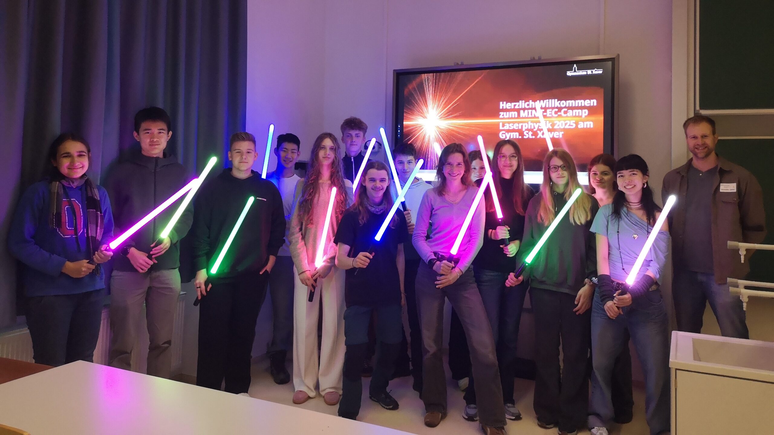 Gruppenfoto-scaled-aspect-ratio-16-9